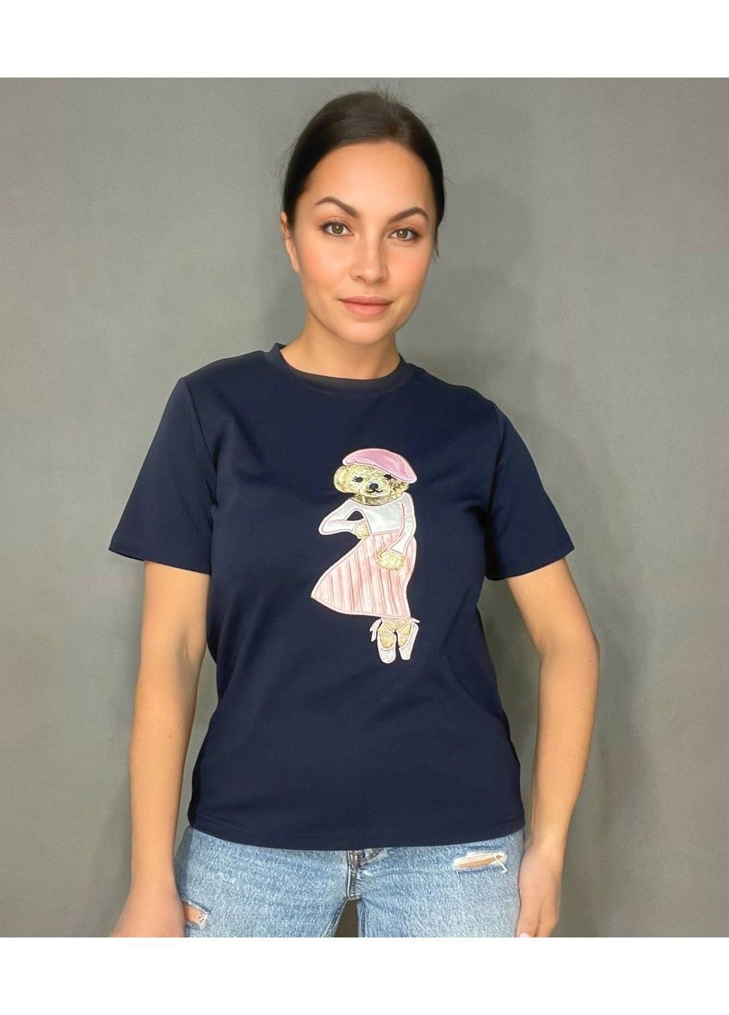 Футболка женская A-N 26009 нашивка мишка балерина впереди однотонная средняя длина базовая one size No Brand - (322948915)