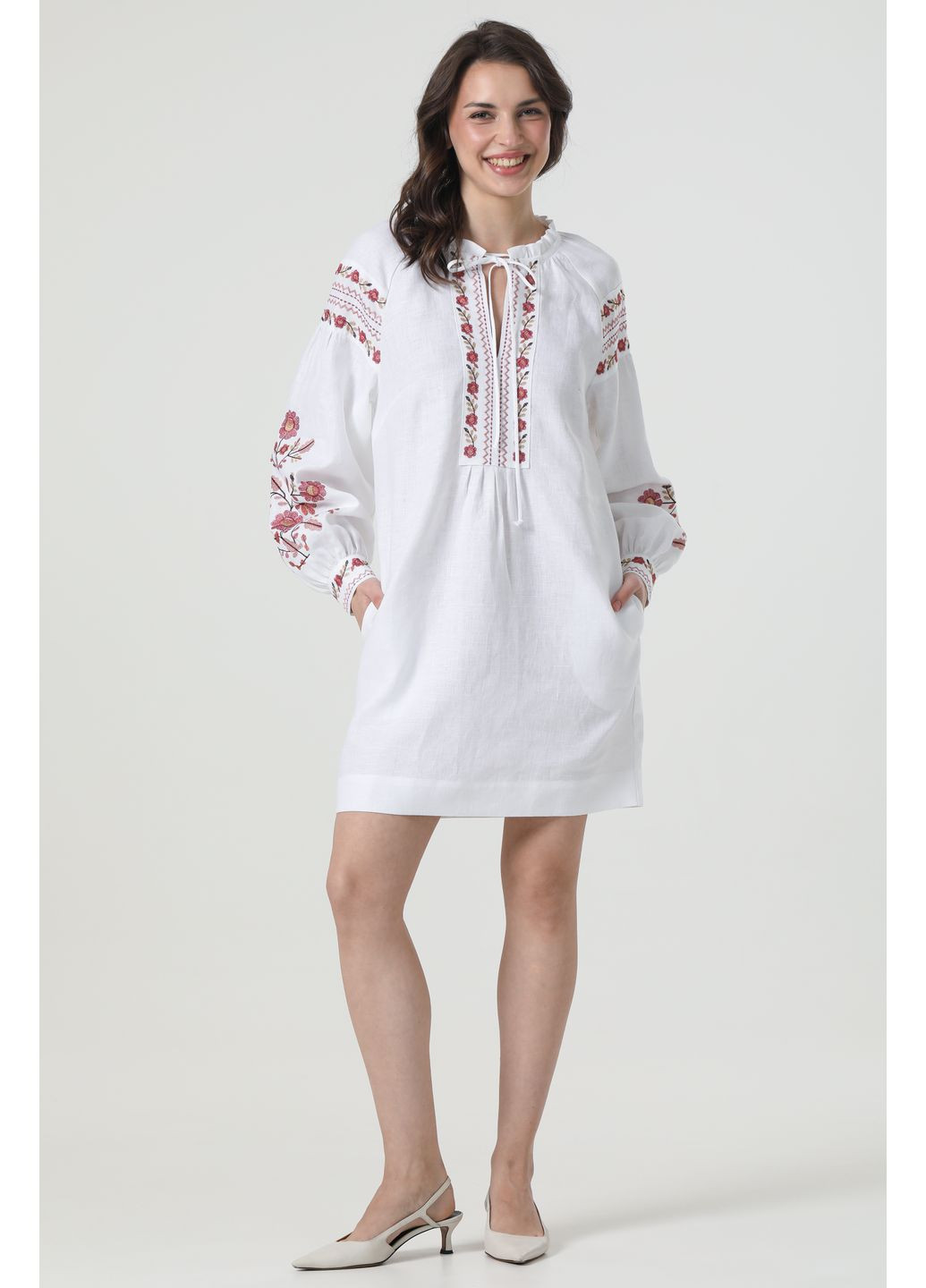 Білий коротка пряма сукня-вишиванка з льону з квітковою вишивкою та поясом ружина., р., код 0497/50/530 ГАЛЕРЕЯ ЛЬОНУ