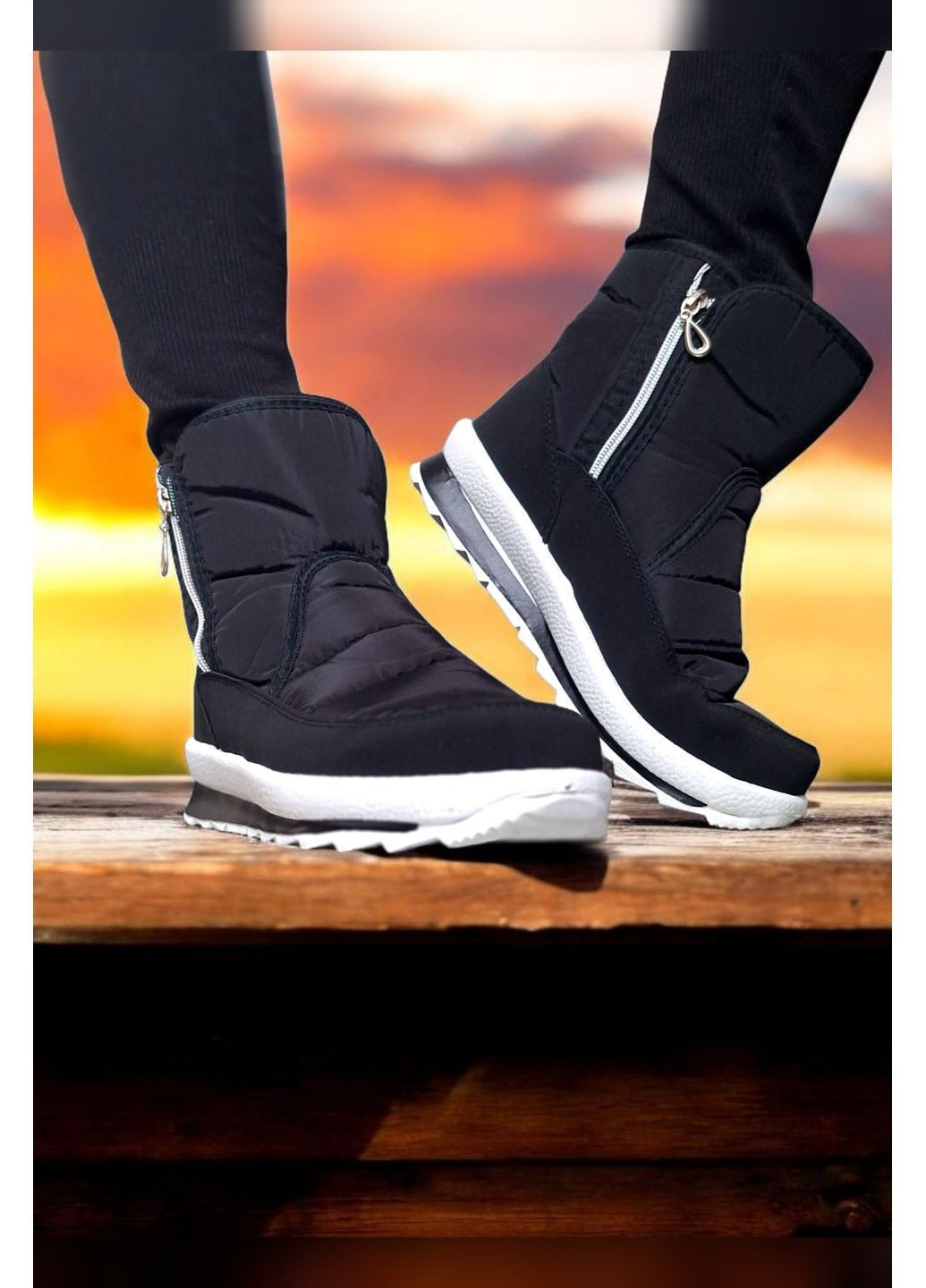 Черные женские чёрные короткие дутики зимние тёплые на меху с двумя молниями и белой подошвой Karolina на молнии