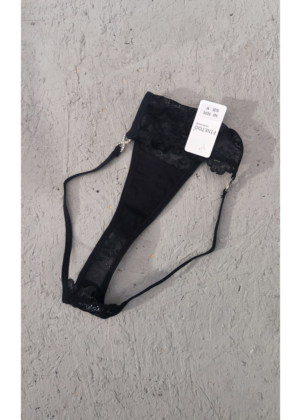 Sexy трусы стринги кружевные декорированные металлическим элементом со стразами Finetoo (350946837)