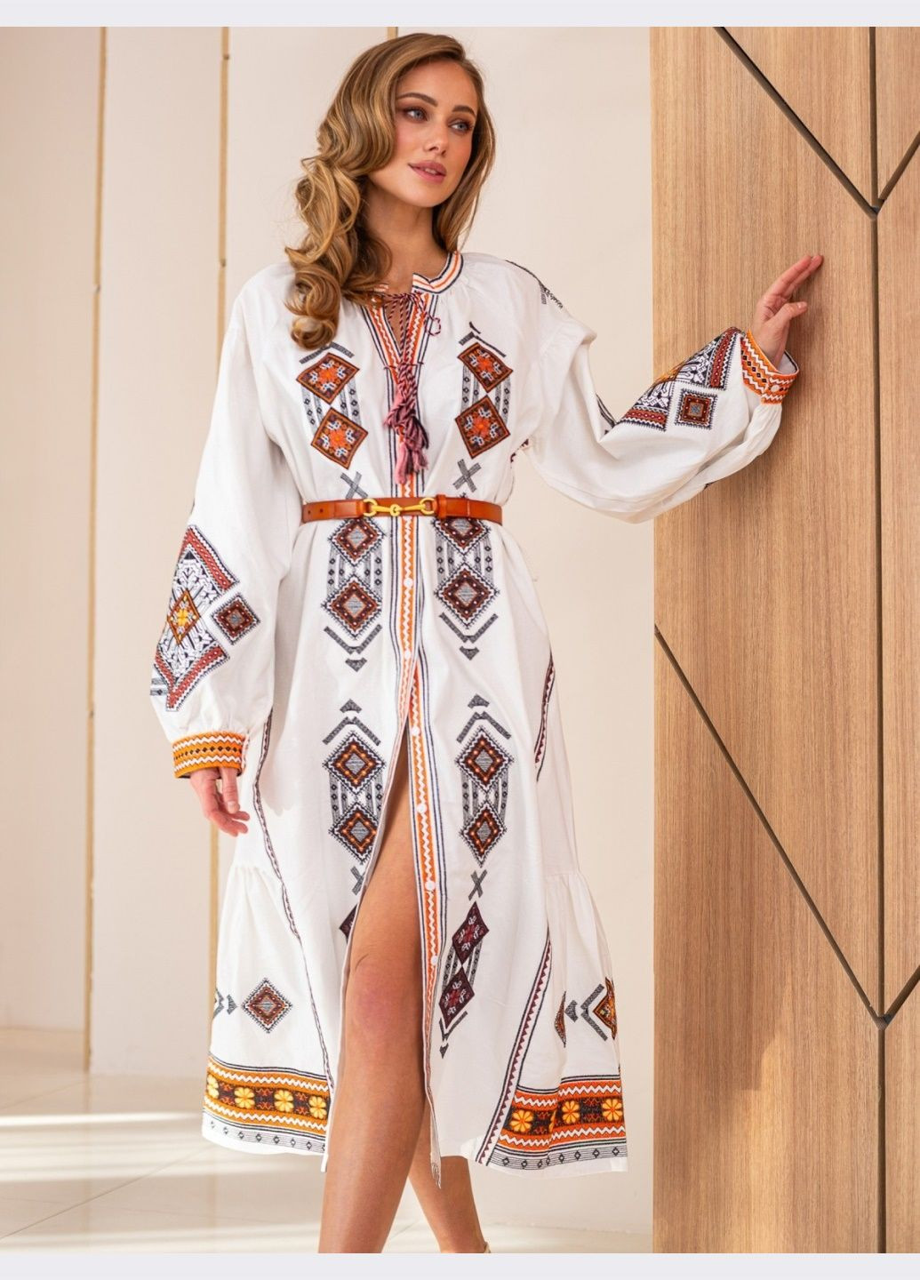 Білий кежуал сукня вільного крою з вишивкою біла Dressa однотонна