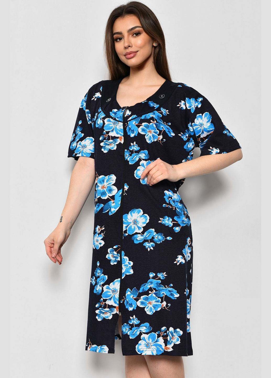 Халат жіночий батальний з квітковим принтом темно-синього кольору Let's Shop (280777179)