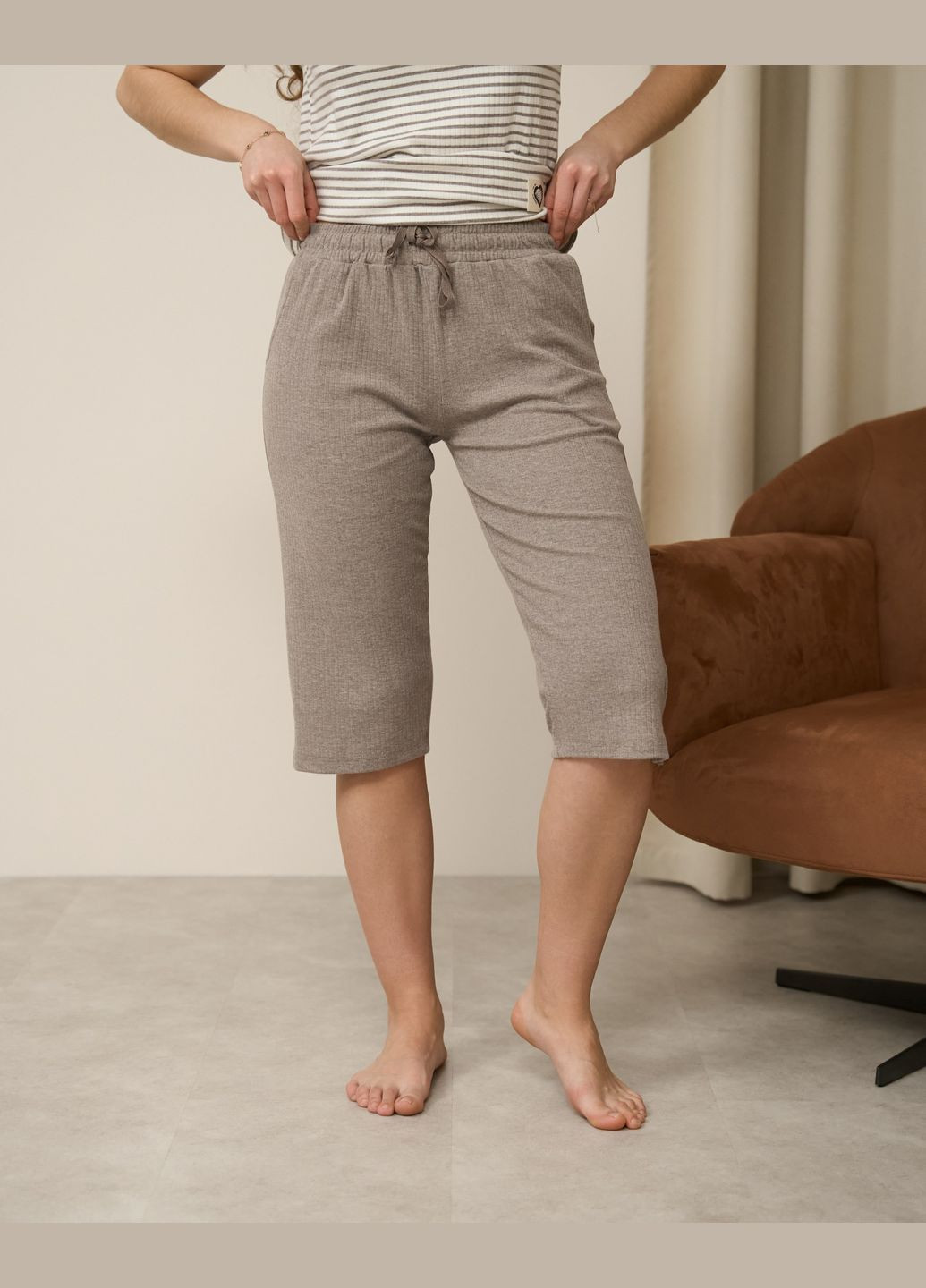 Бежевая пижама женская футболка+бриджи в рубчик полоска размер s, m, l, xl футболка + капри Nicoletta