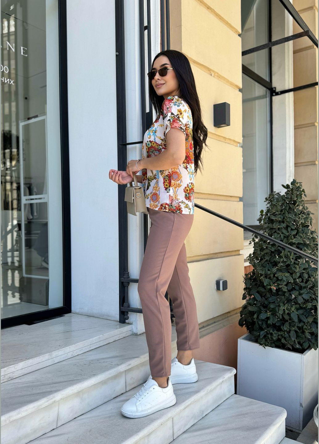 Белая летняя блузка-футболка свободного кроя с ярким принтом INNOE Блуза-футболка