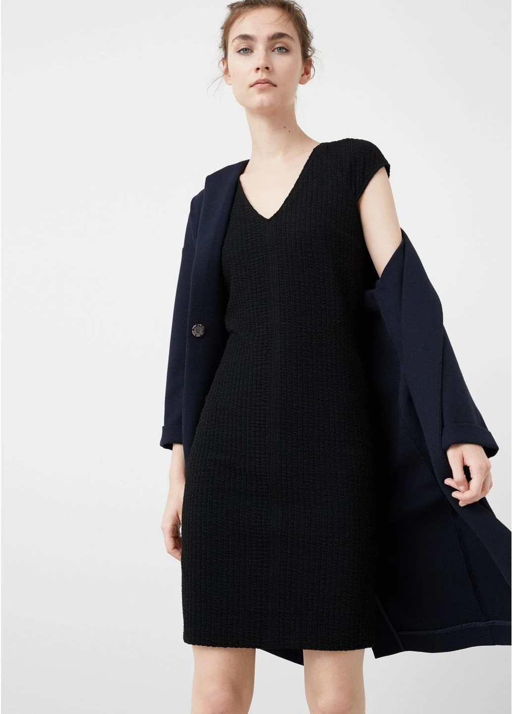 Черное вечернее платье футляр Mango однотонное