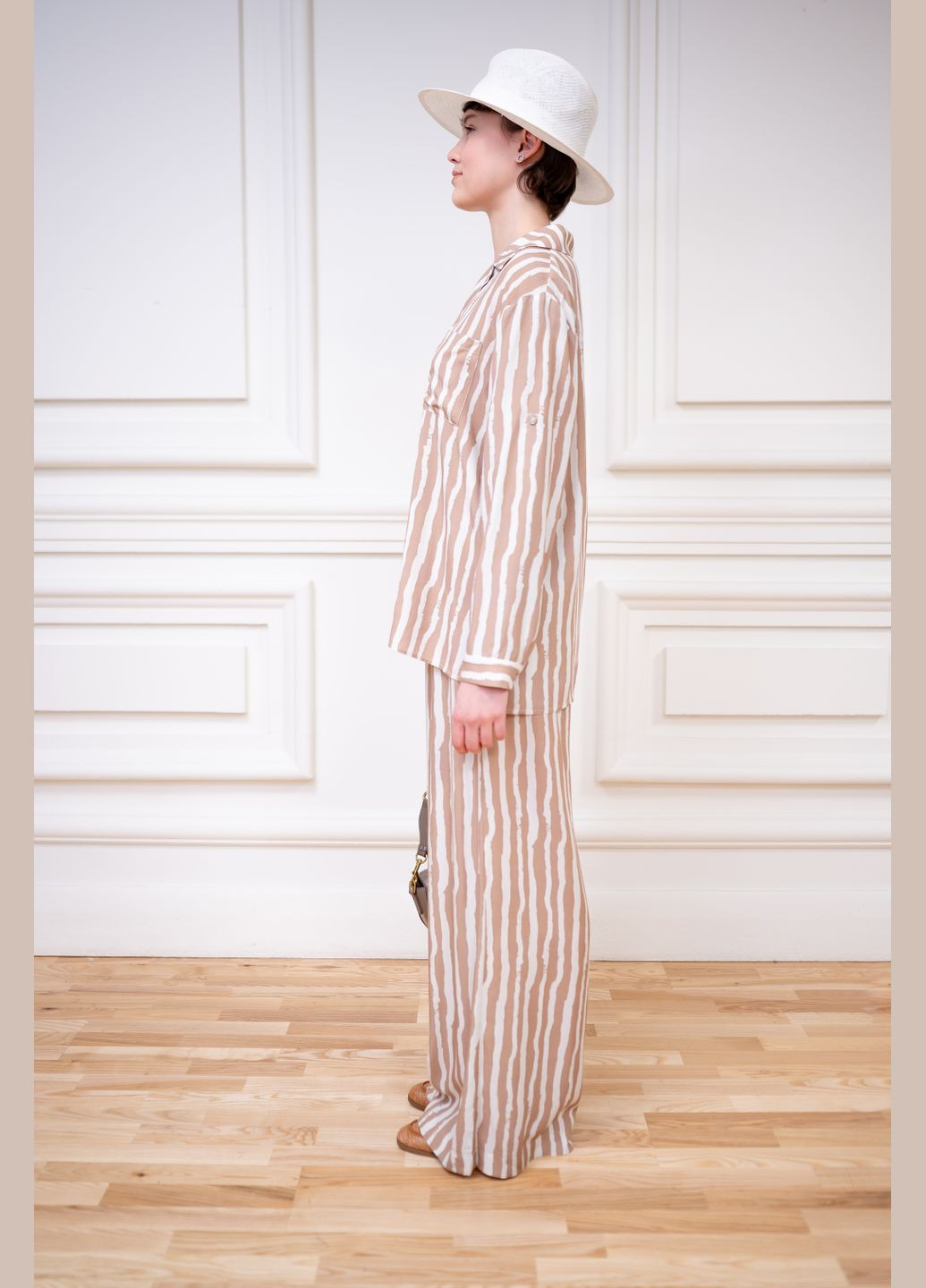 Бежевая рубашка в коричнево-бежевую полоску по вискозе в пижамном стиле кассандра Dolcedonna