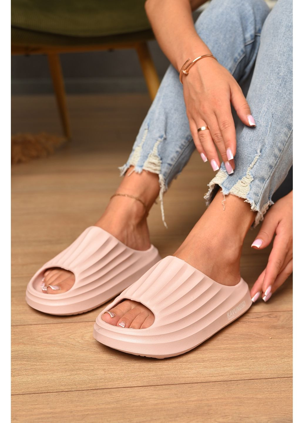 Пудровые шлепанцы пена женские пудрового цвета Let's Shop