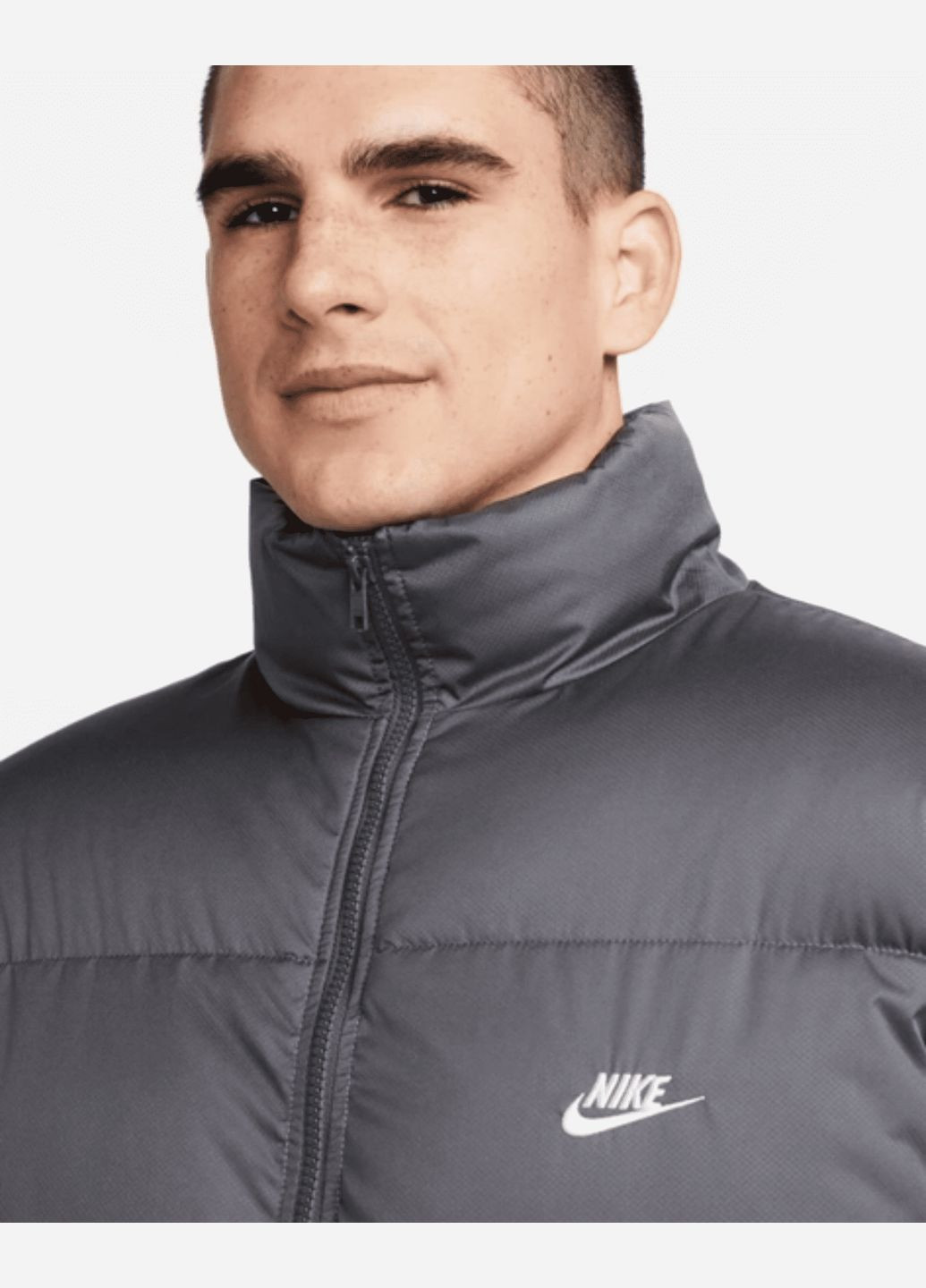 Серая демисезонная куртка мужская sportswear club puffer fb7368-068 primaloft зима серая Nike