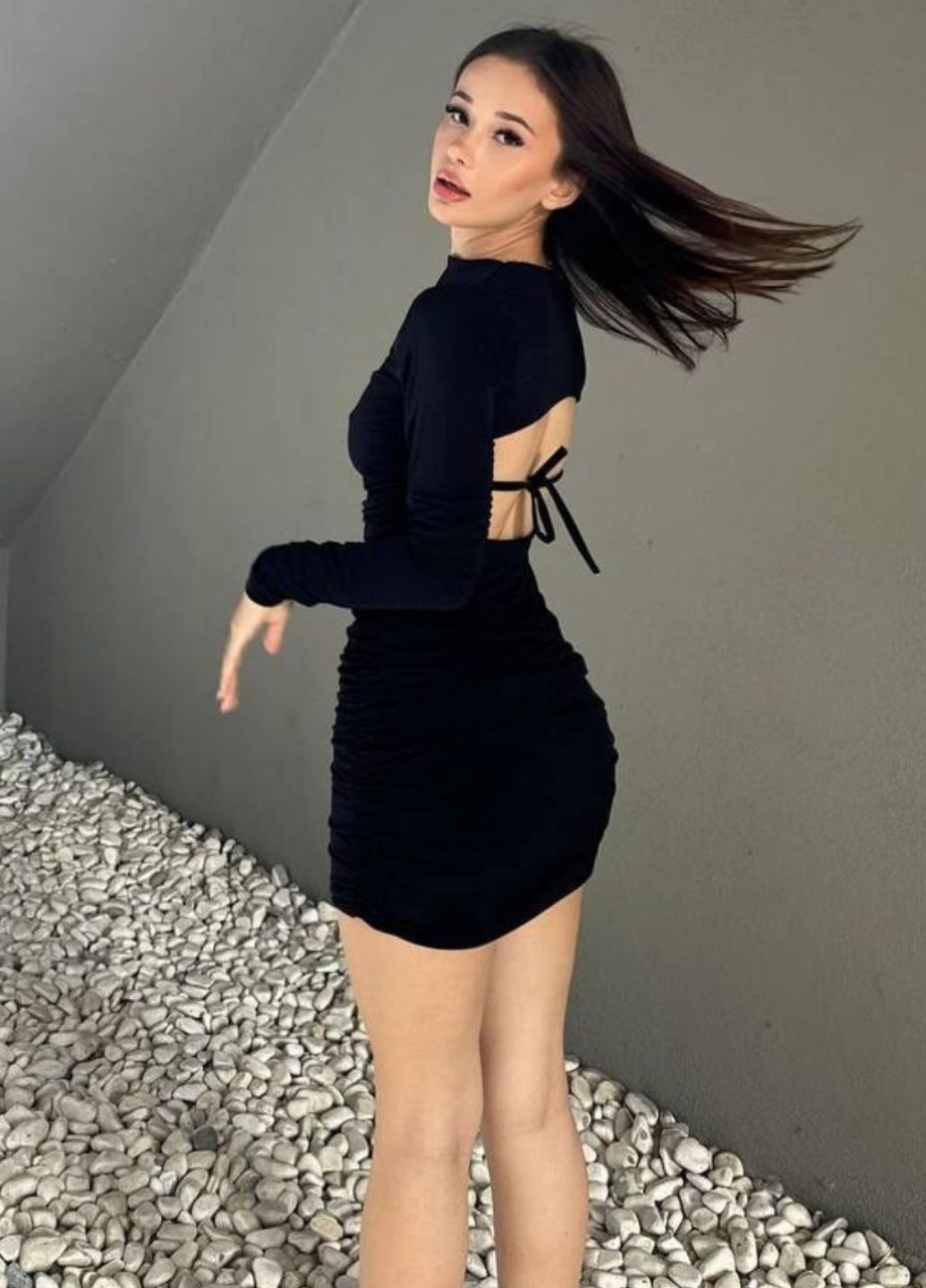 Чорна кежуал вишукана приталена міні сукня з вирізом на спині та драпіруванням по боках силуетна Україна однотонна