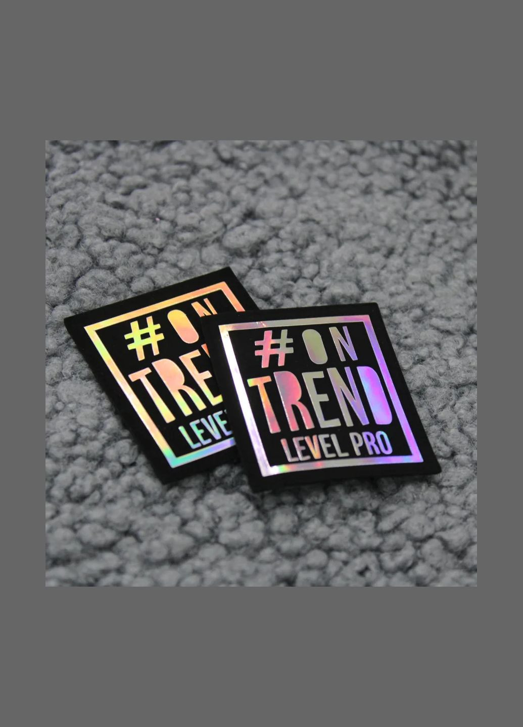 Нашивка "# On trend" чорного кольору з голограмою (5168) No Brand (335812432)