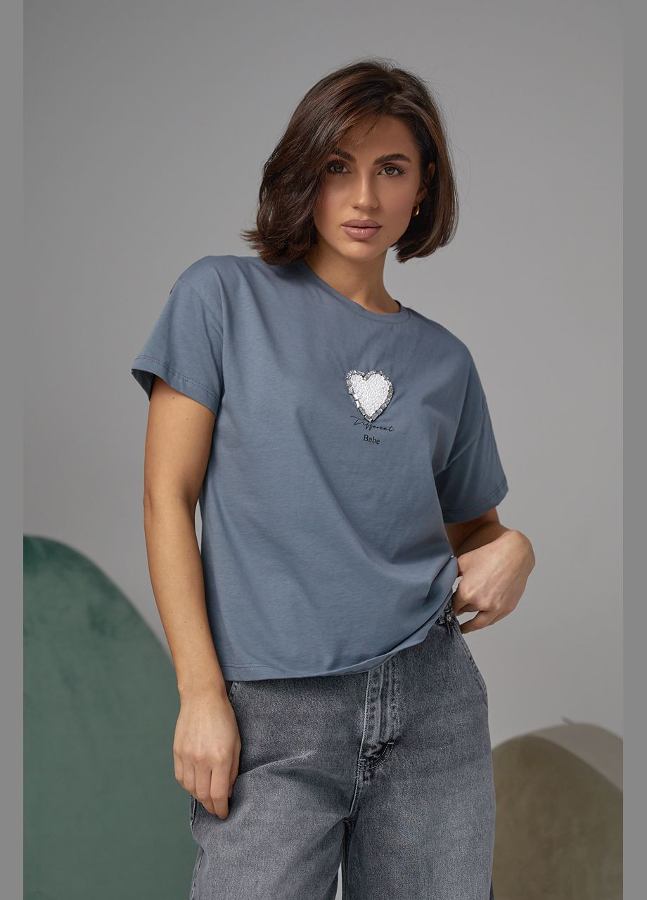 Сіра літня жіноча футболка прикрашена серцем з бісеру та страз 2404 з коротким рукавом Lurex