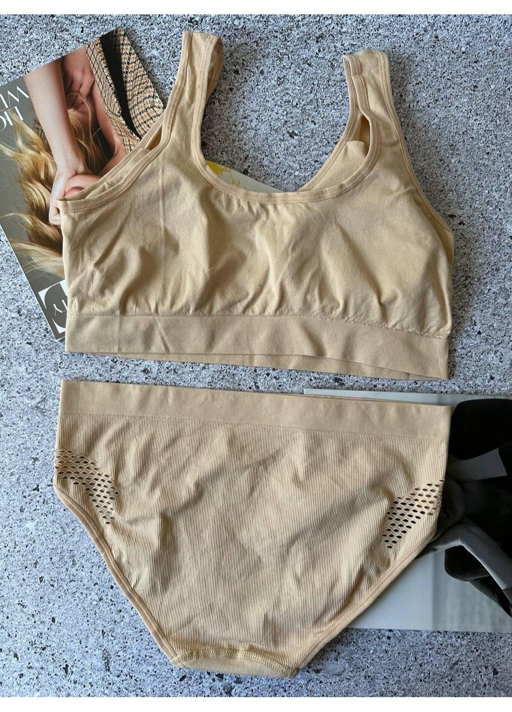 Бежевый комплект женского нижнего белья на чашку c/d, трусы и топ Beisdanna