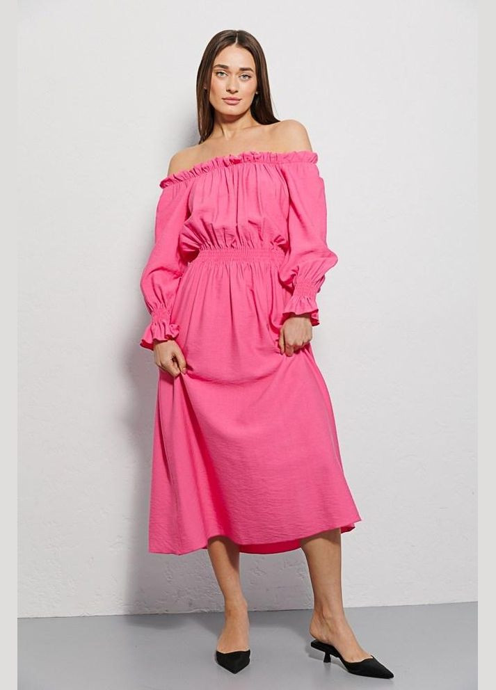 Розовое платье женское летнее с открытыми плечами макси розовое mkar69037-2 Modna KAZKA