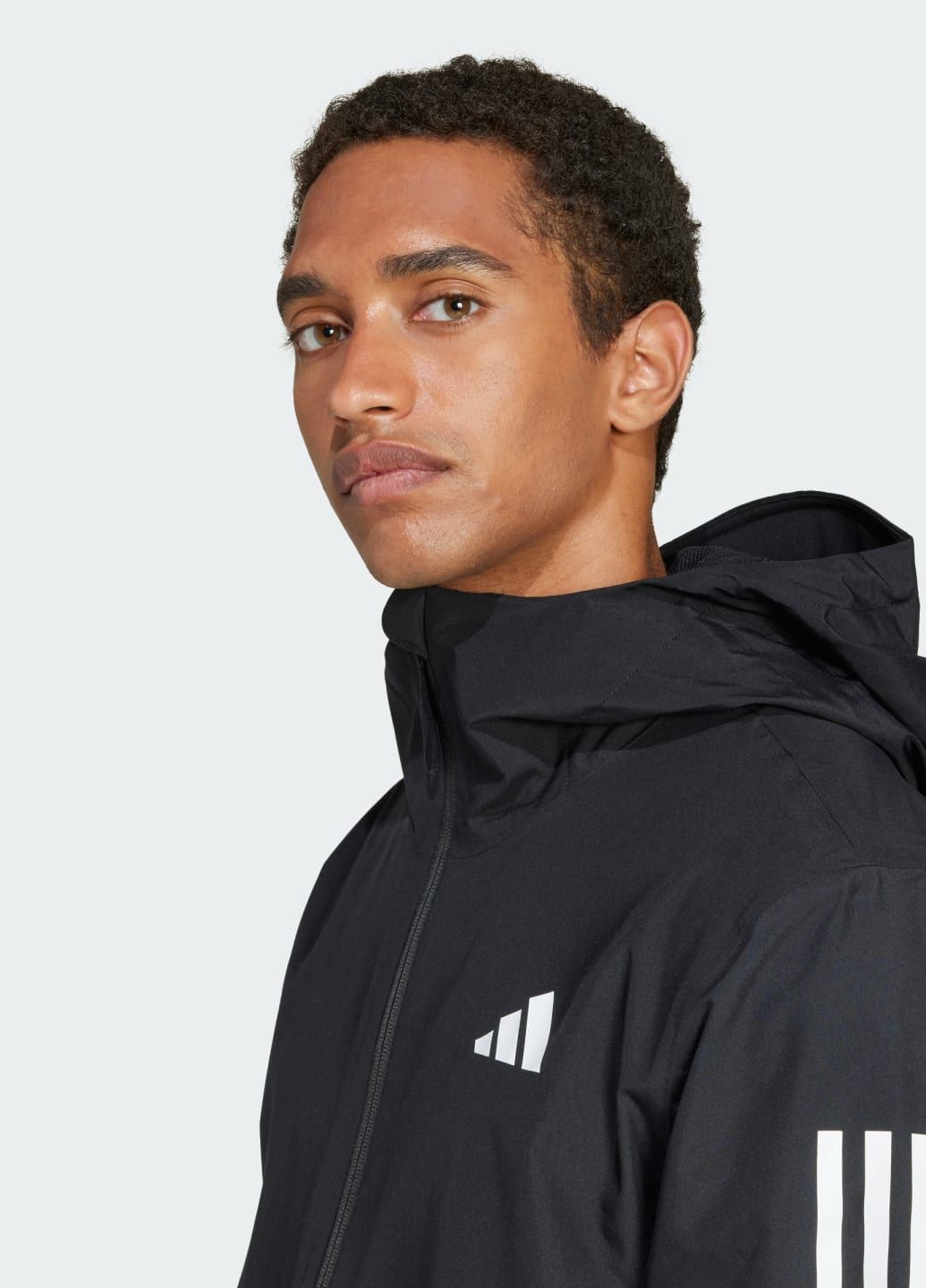 Чорна демісезонна куртка essentials 3-stripes rain.rdy adidas