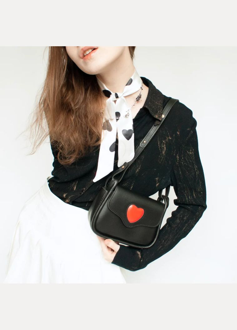 Сумка з екошкіри чорна кокетт вінтажна з червоним серденьком і тканинною пов'язкою кросс боді лоліта мила через плече елегантна No Brand (314808651)