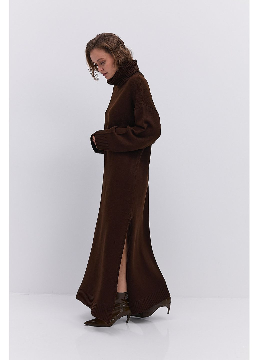 Коричнева вязана зимова сукня світло-сіра з високим коміром і розрізом збоку Arjen