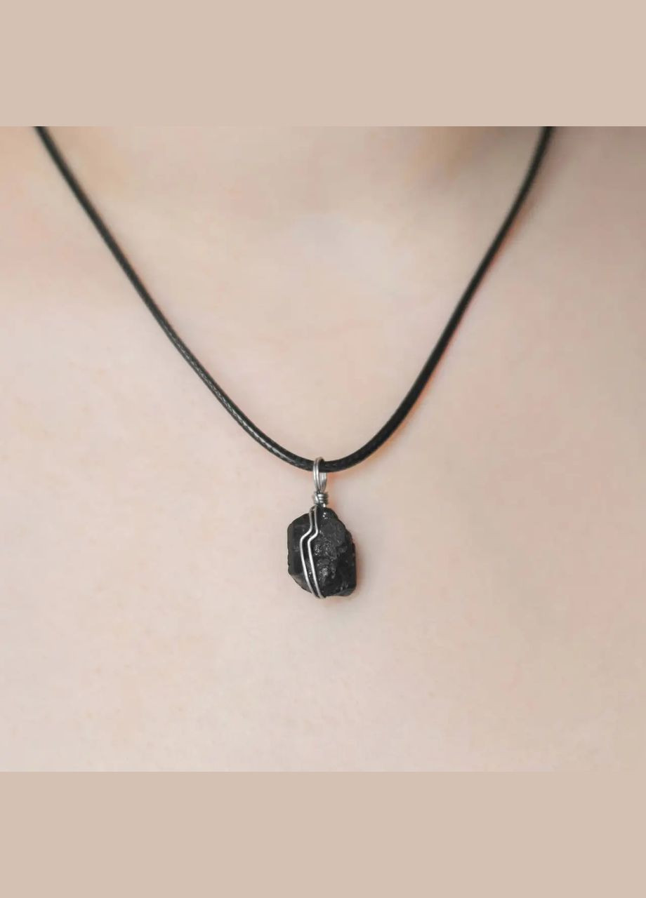 натуральный камень необработанный Турмалин Шерл с вкраплениями 28мм+- на шнуре L-45-50см (цена за 1шт) No Brand Кулон (324836255)