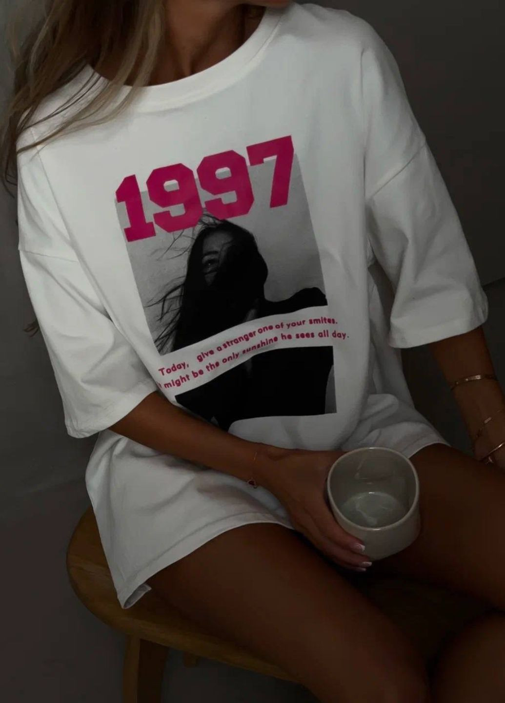 Базовая повседневная оверсайз футболка со спущенным плечом и принтом Tik-Tak - (341735904)