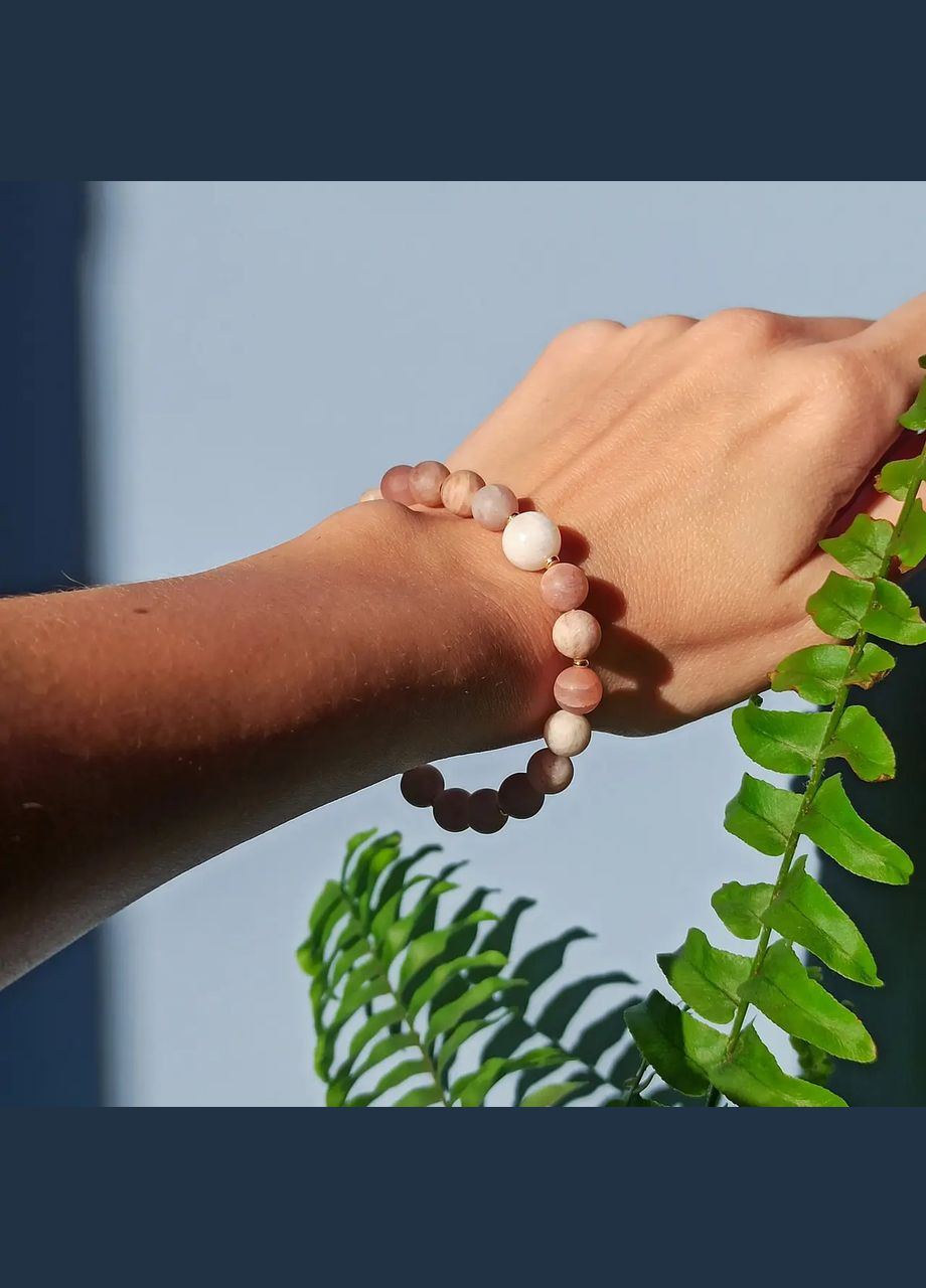 Браслет на резинке натуральный Солнечный камень матовый + вставка Адуляр, фур-ра гип-ный сплав цвет золото d-8-10мм+- L-18см No Brand Браслет (315440122)