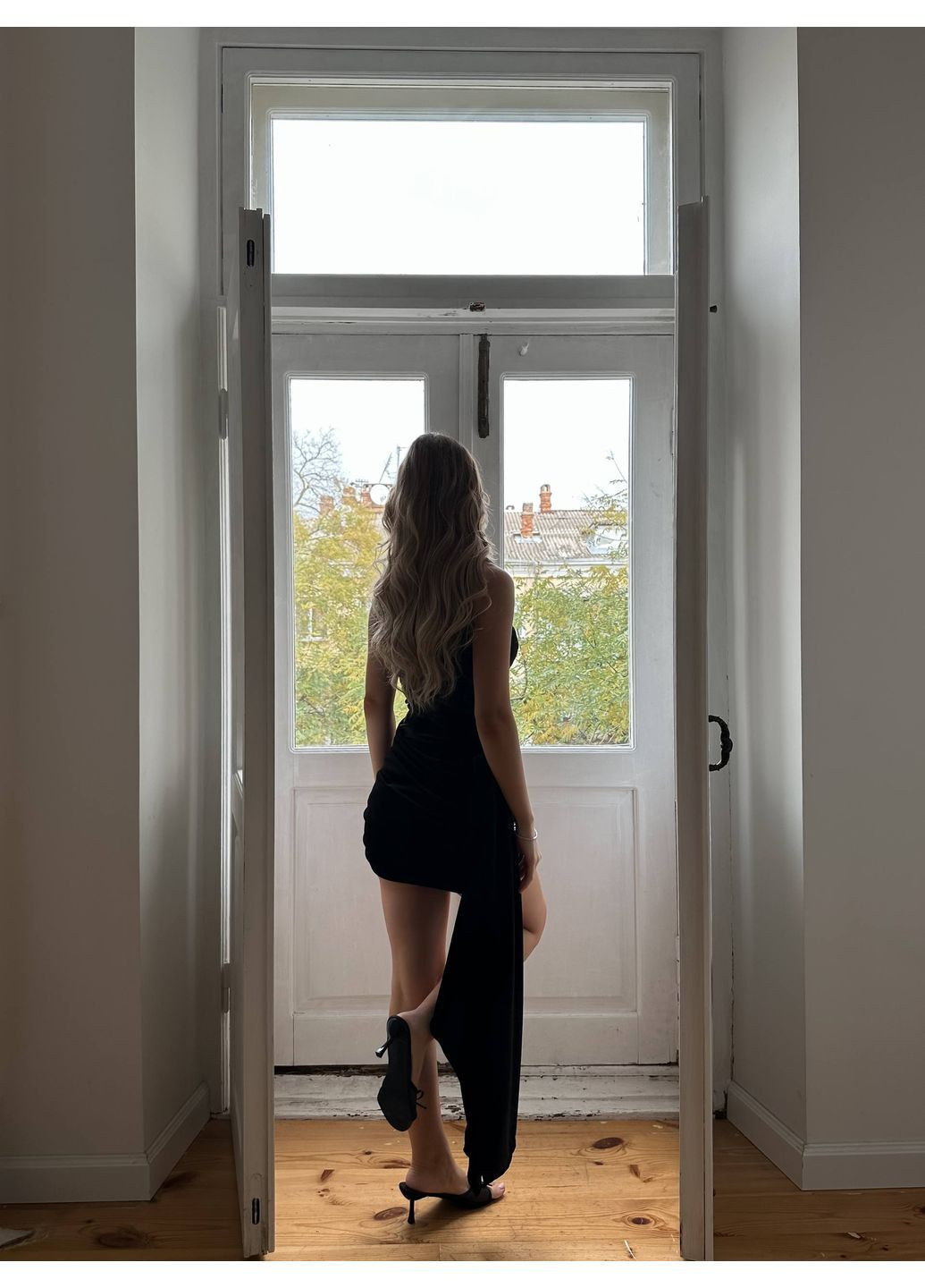 Черное вечернее бархатное мини-платье No Brand