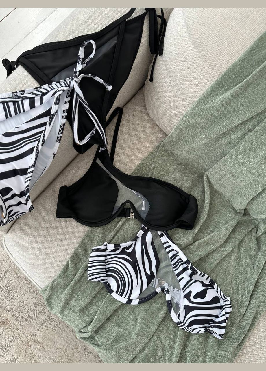 Черно-белый летний стильный ассиметричный купальник со вставками-сетками. раздельный Vakko