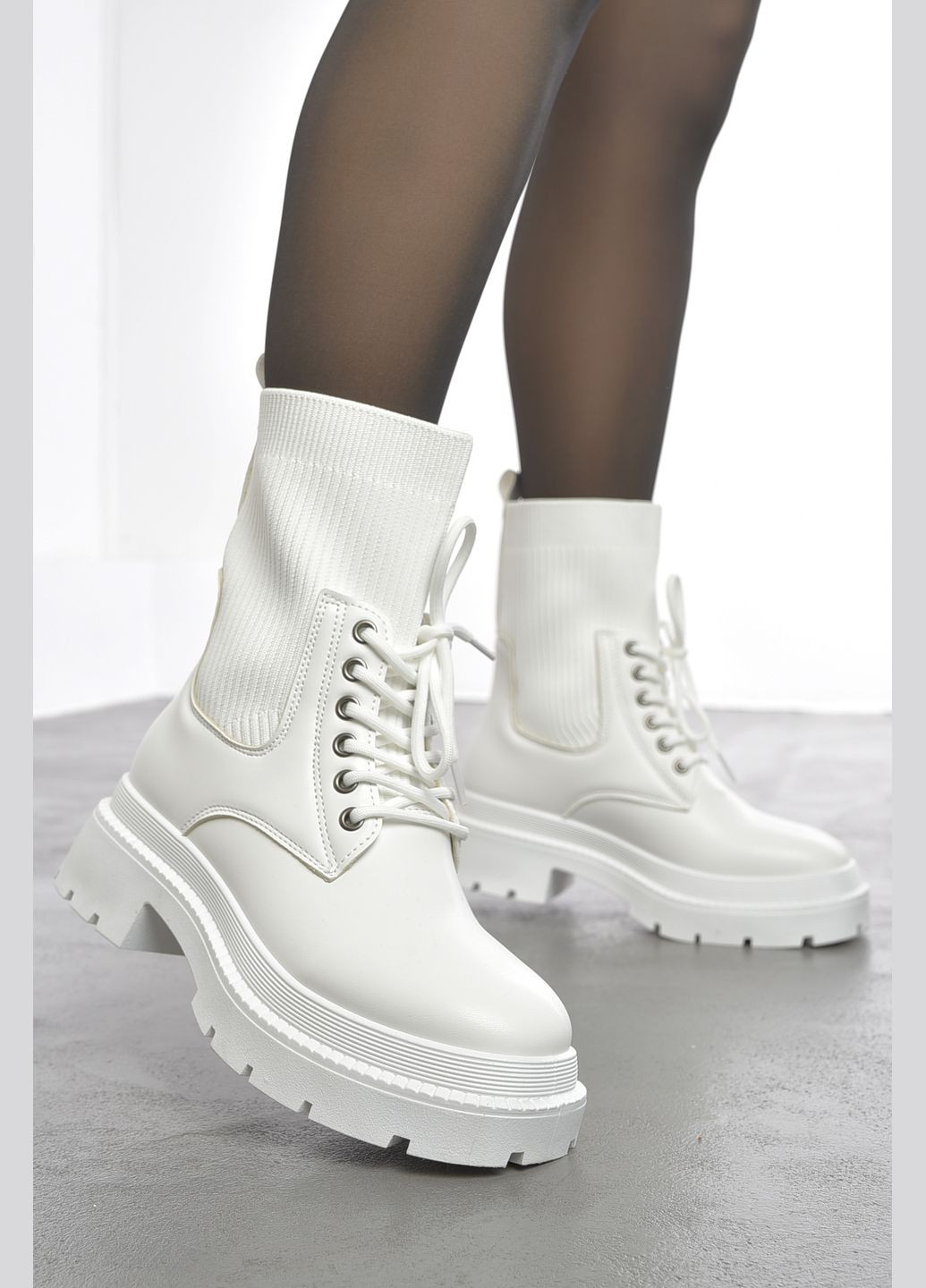 Осенние ботинки женские демисезонные белого цвета дезерты Let's Shop без декора из искусственного меха, из искусственной кожи