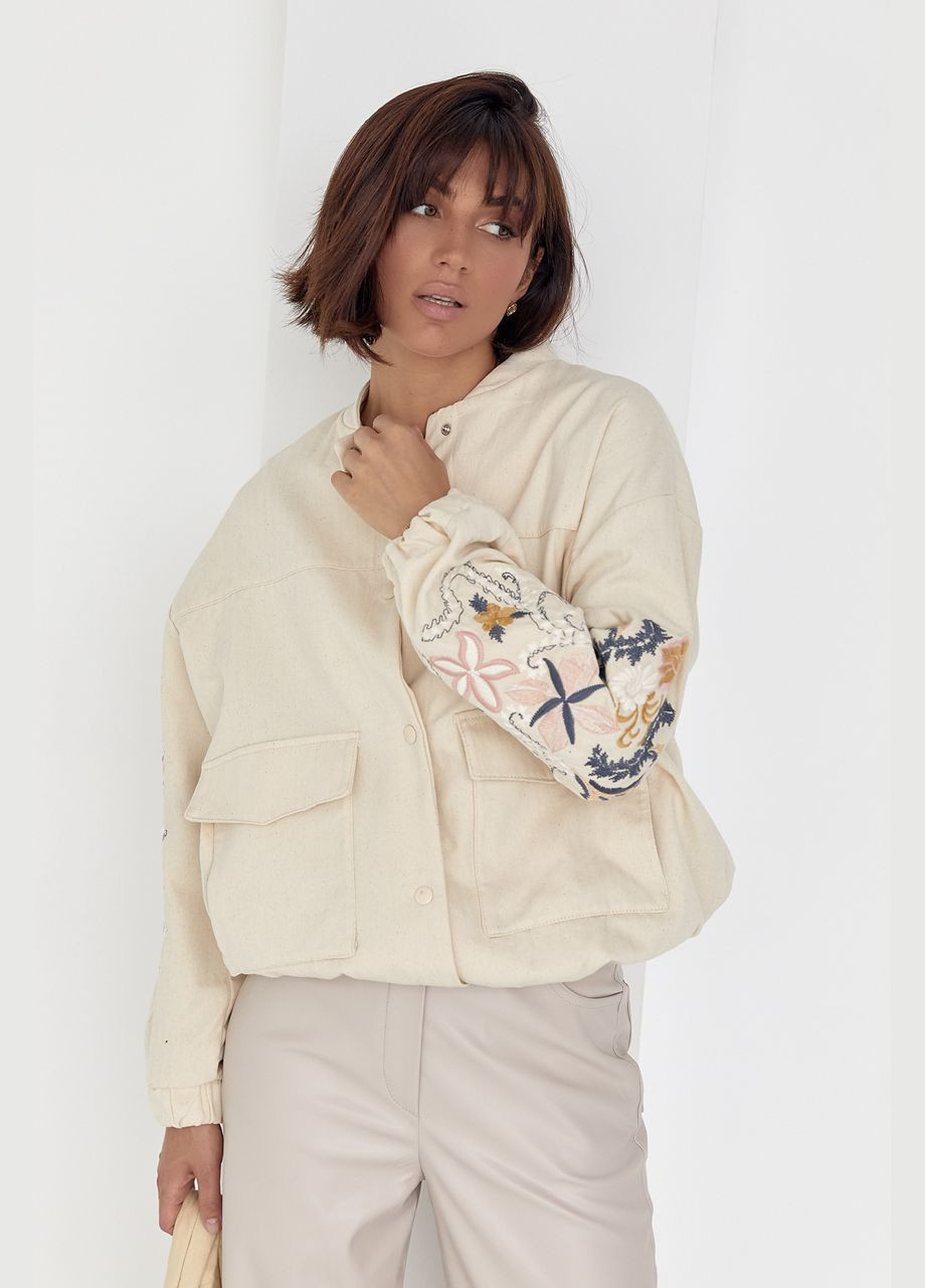 Бежевая демисезонная женская куртка-бомбер с вышивкой на рукавах 00004 Lurex
