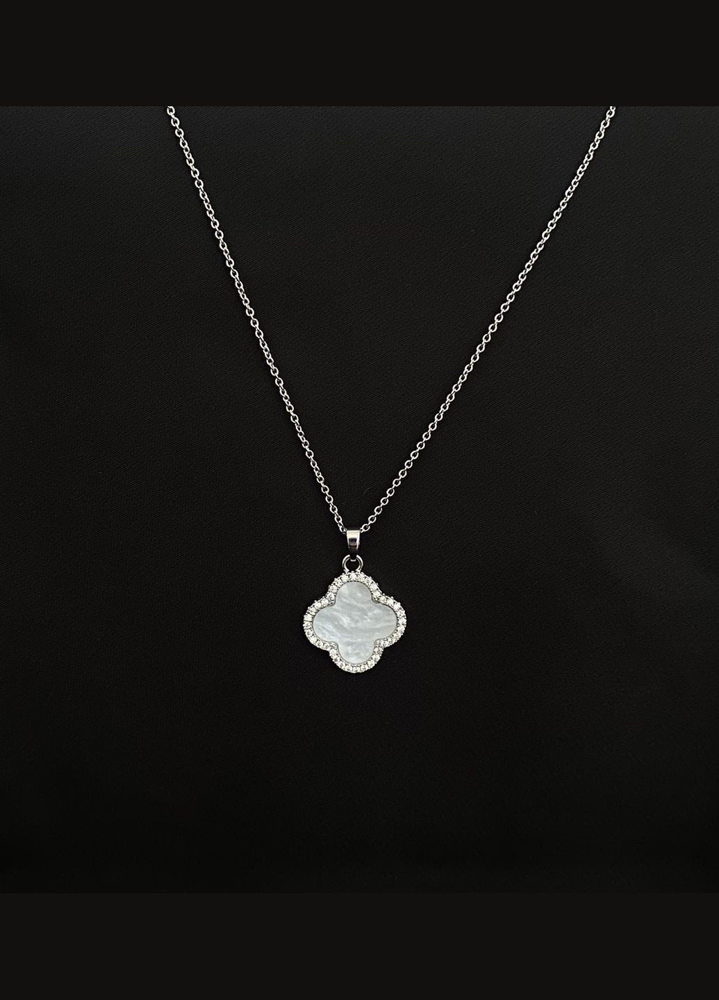 Підвіска біла Конюшина з ланцюжком срібного кольору 33459 No Brand (348779807)