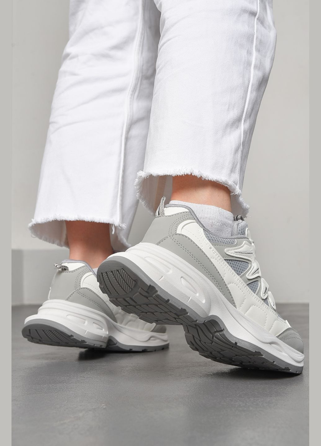 Сірі осінні кросівки жіночі сірого кольору на шнурівці Let's Shop