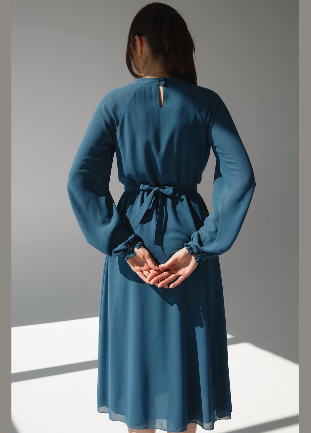 Темно-синее коктейльное женственное платье миди из шифона с юбкой-солнце Nai Lu-na by Anastasiia Ivanova однотонное