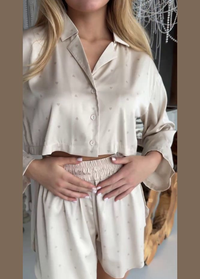 Бежевый демисезонный женский бежевый комплект для дома рубашка с шортами в сердцах из итальянского шелка. No Brand Комплект