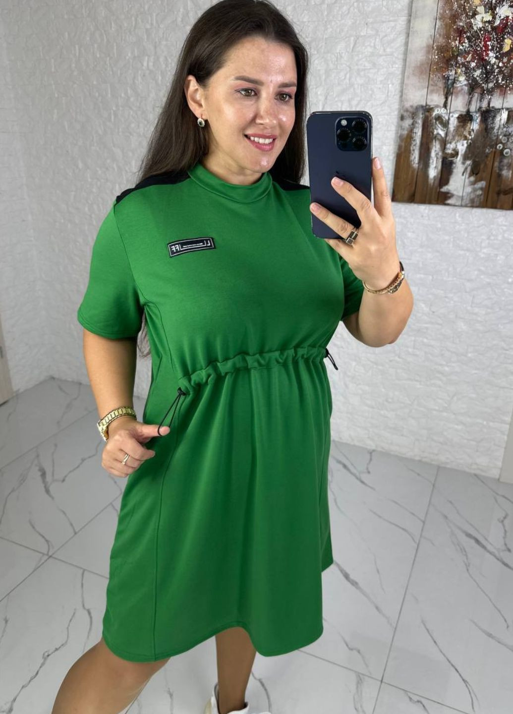 Зеленое повседневный спортивное платье с резинкой на талии и нашивкой на груди платье-футболка Tik-Tak однотонное