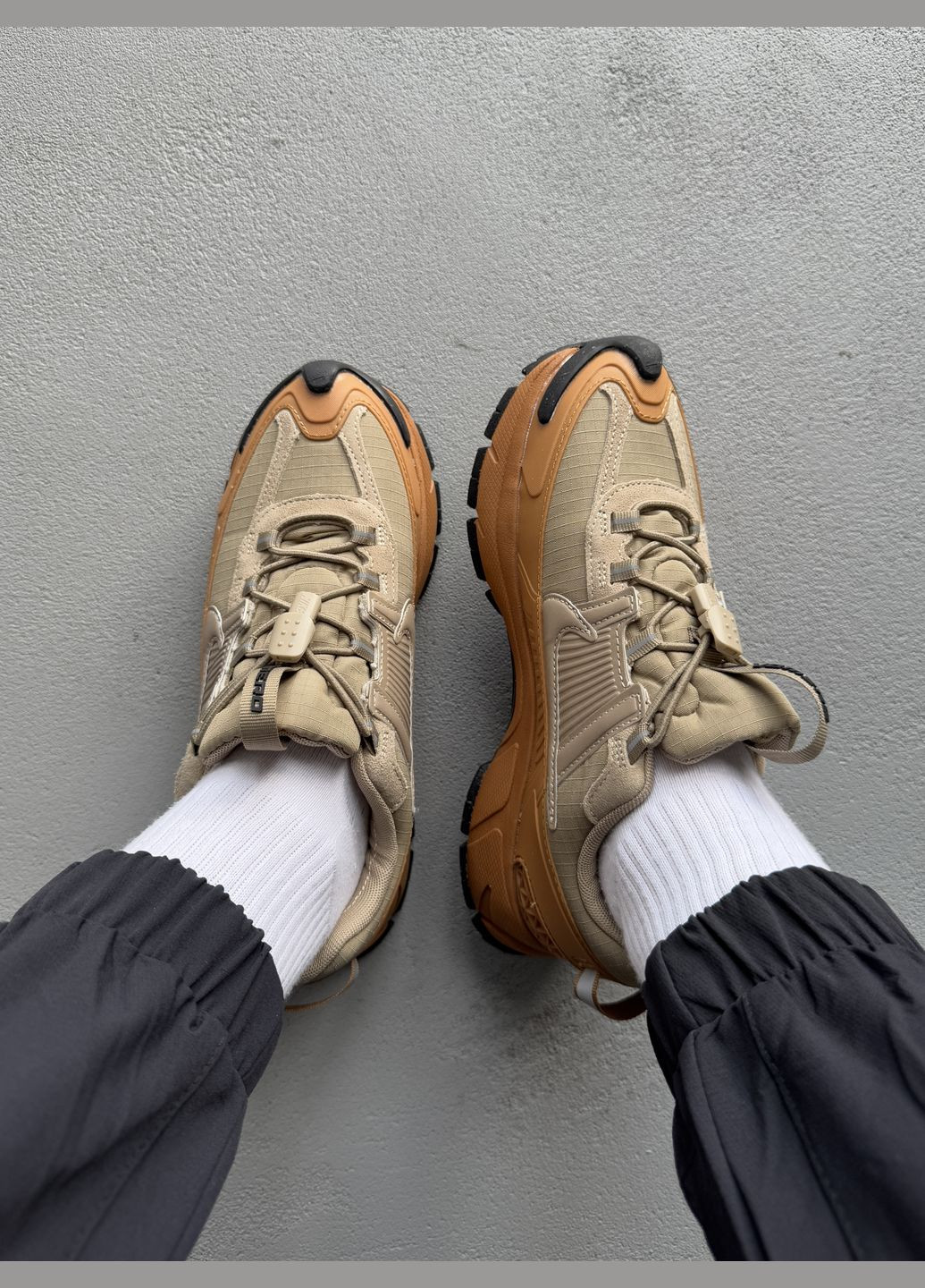 Оливковые (хаки) демисезонные кроссовки мужские и женские nike zoom vomero roam beige | найк зум вомеро роам хаки No Brand