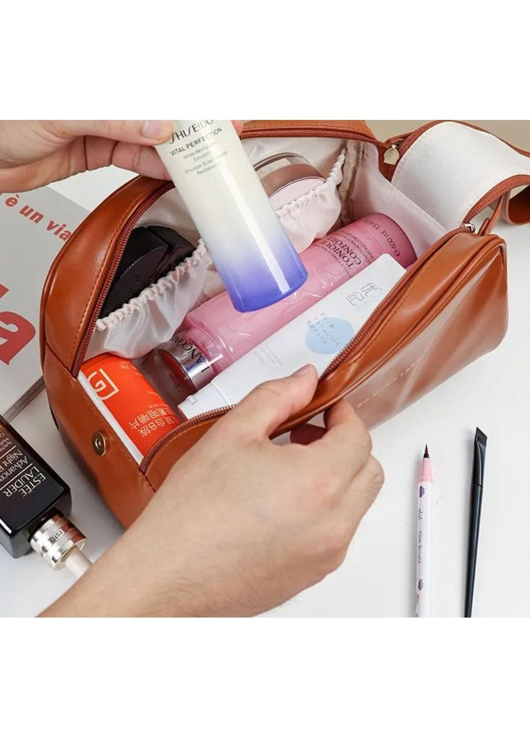 Містка компактна косметичка для косметики зі шкірозамінника чорна No Brand (323201898)