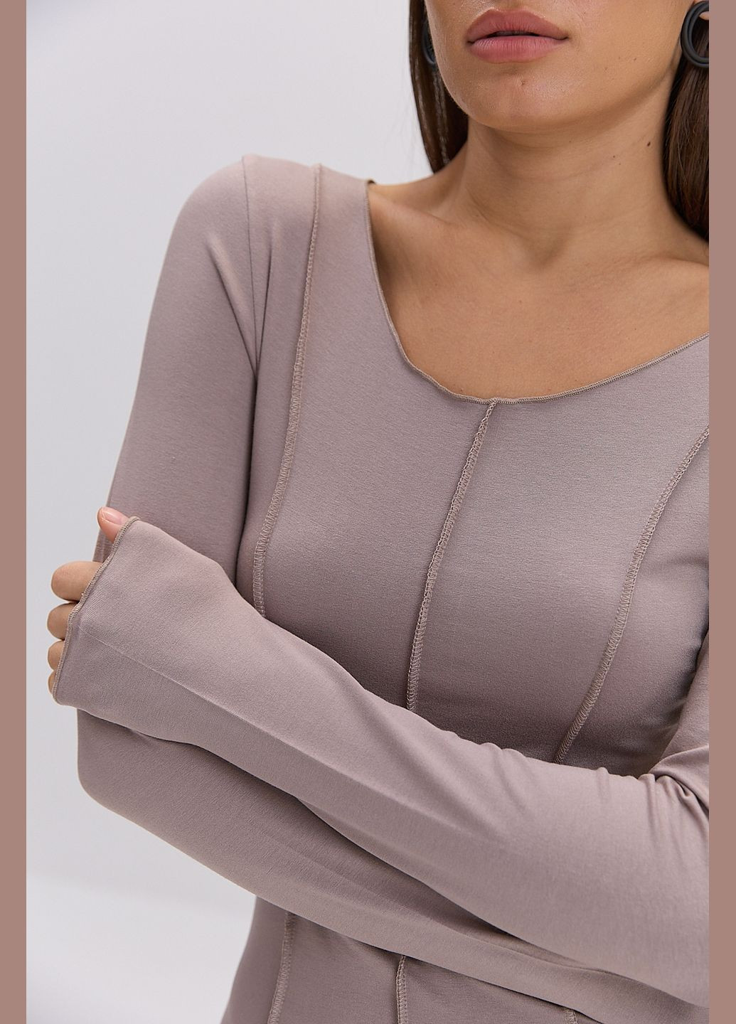 Кавова довга сукня з довгими рукавами і декоративними швами Arjen