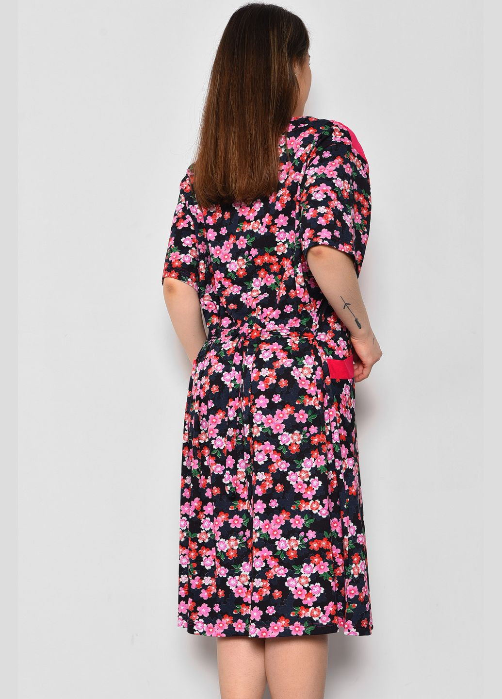 Халат жіночий батальний з квітковим принтом чорного кольору Let's Shop (280777212)