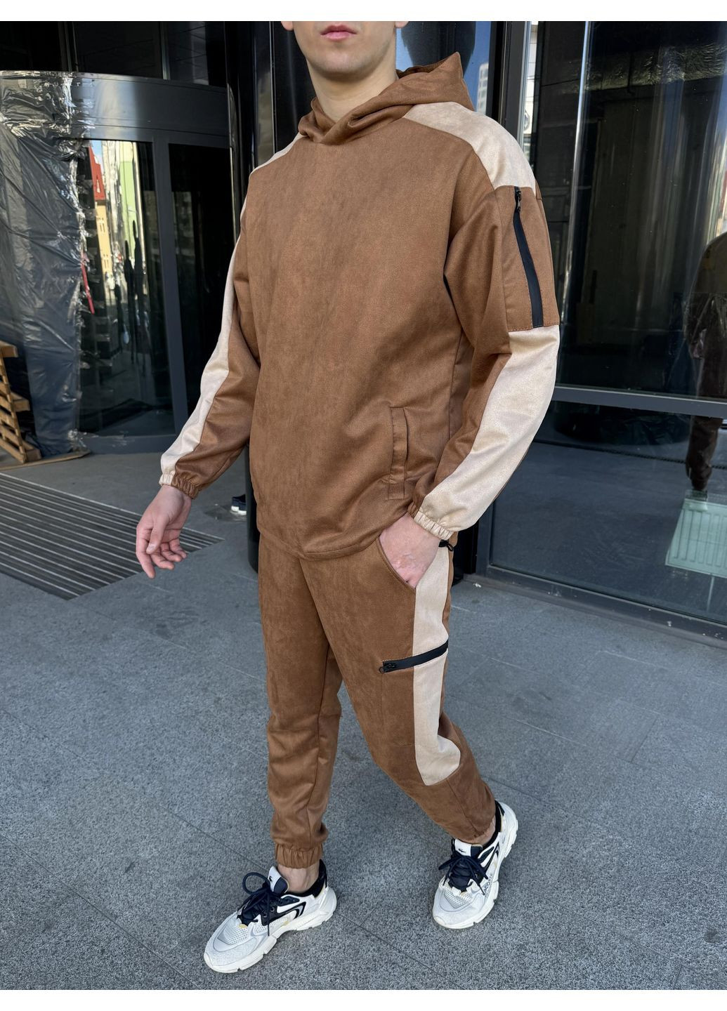 Светло-коричневый демисезонный стильный костюм оверсайз замш брючный Vakko