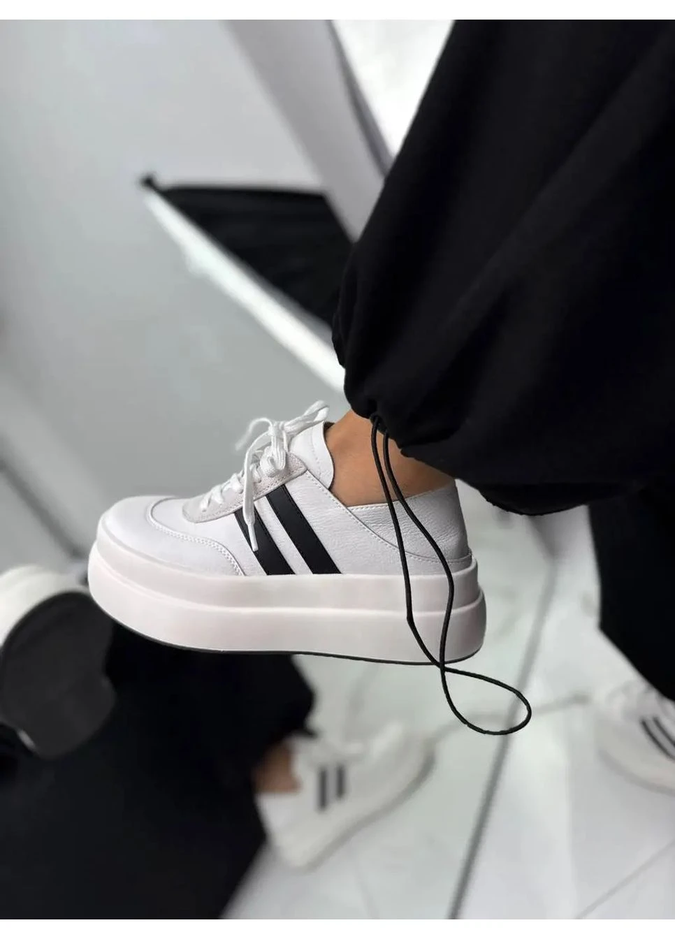 Білі жіночі шкіряні кеди рейки white MAAAARKA