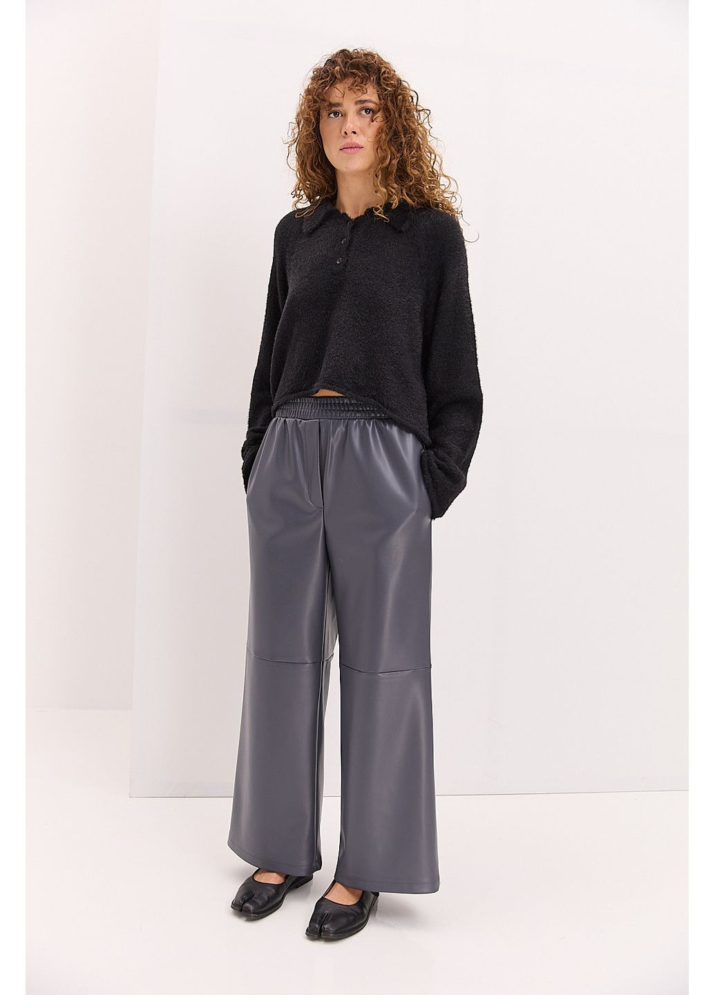 Женские брюки из экокожи серые с горизонтальными швами Arjen (361056675)