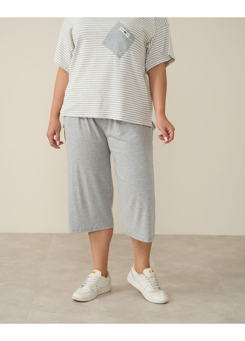 Світло-сіра комплект жіночий з капрі plus size Nicoletta