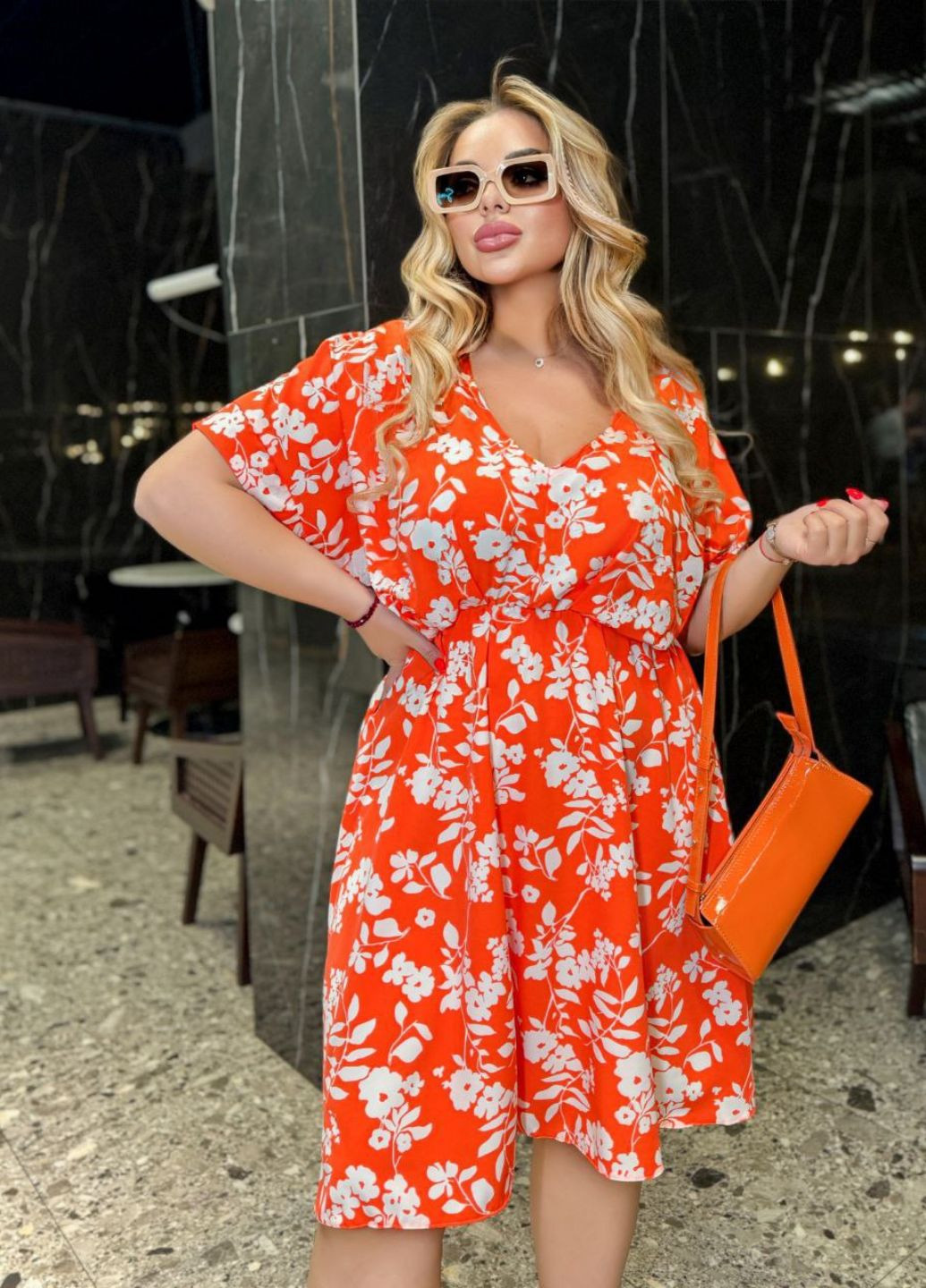 Оранжевое повседневный платье с v-образным вырезом в цветочек No Brand с цветочным принтом