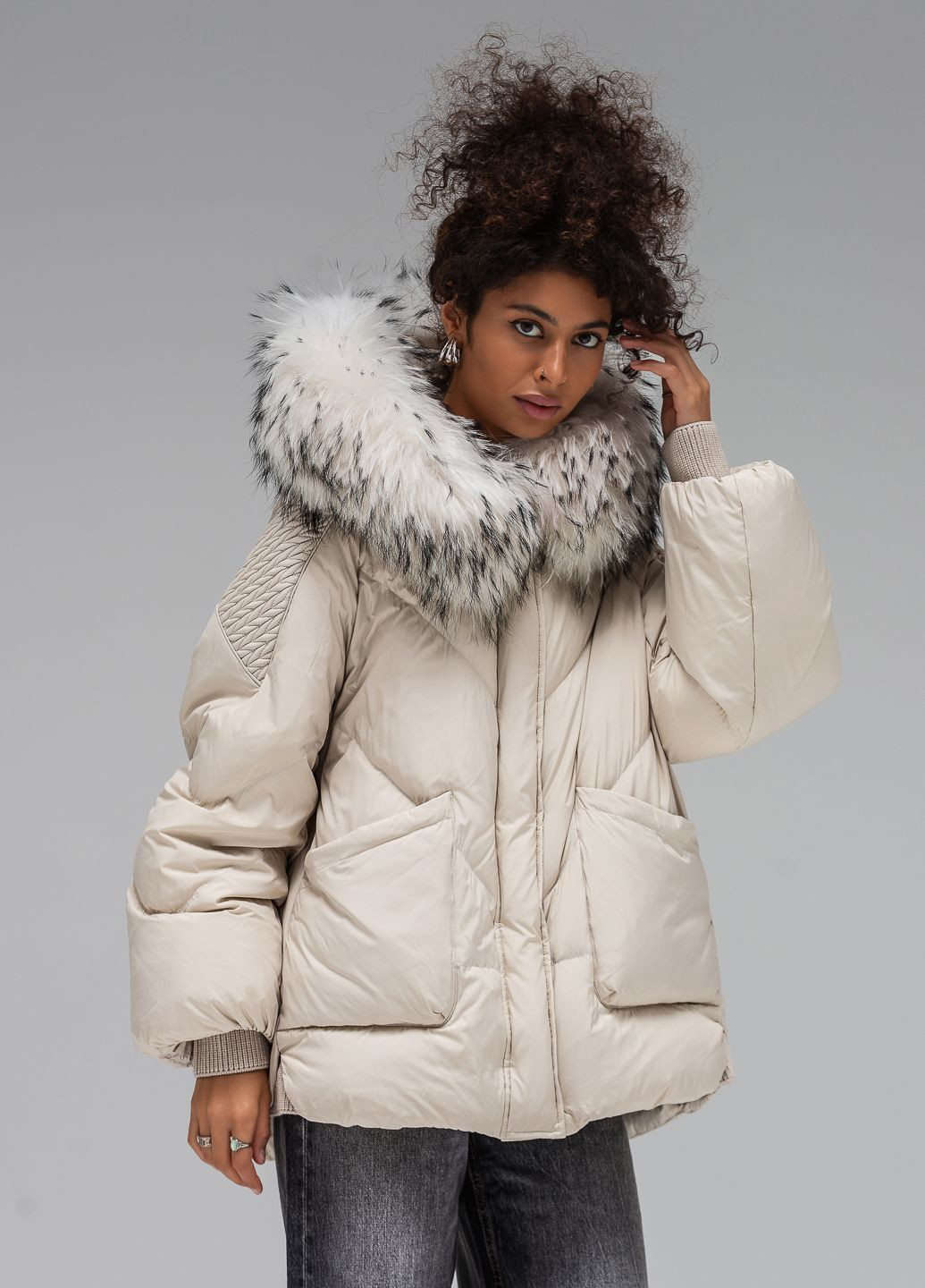 Молочная зимняя утепленная куртка с отделкой мехом енота модель Vo-tarun 085