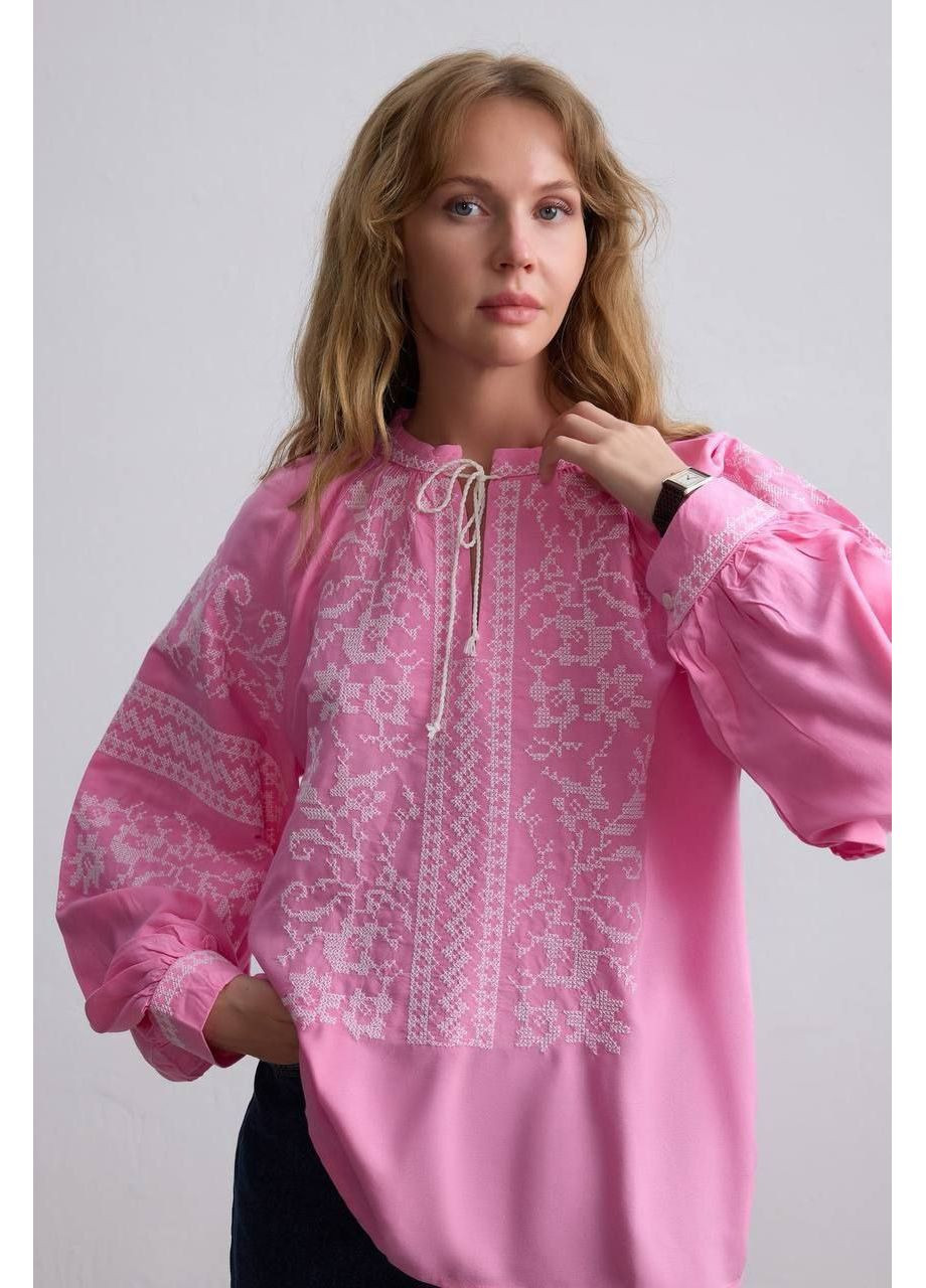 Рожева колоритна рожева блуза вишиванка з білою вишивкою, жіноча вишиванка з білими зав'язками, вишита сорочка в етнічному стилі візерунок квітковий вільна бавовна, поліестер (350909643)
