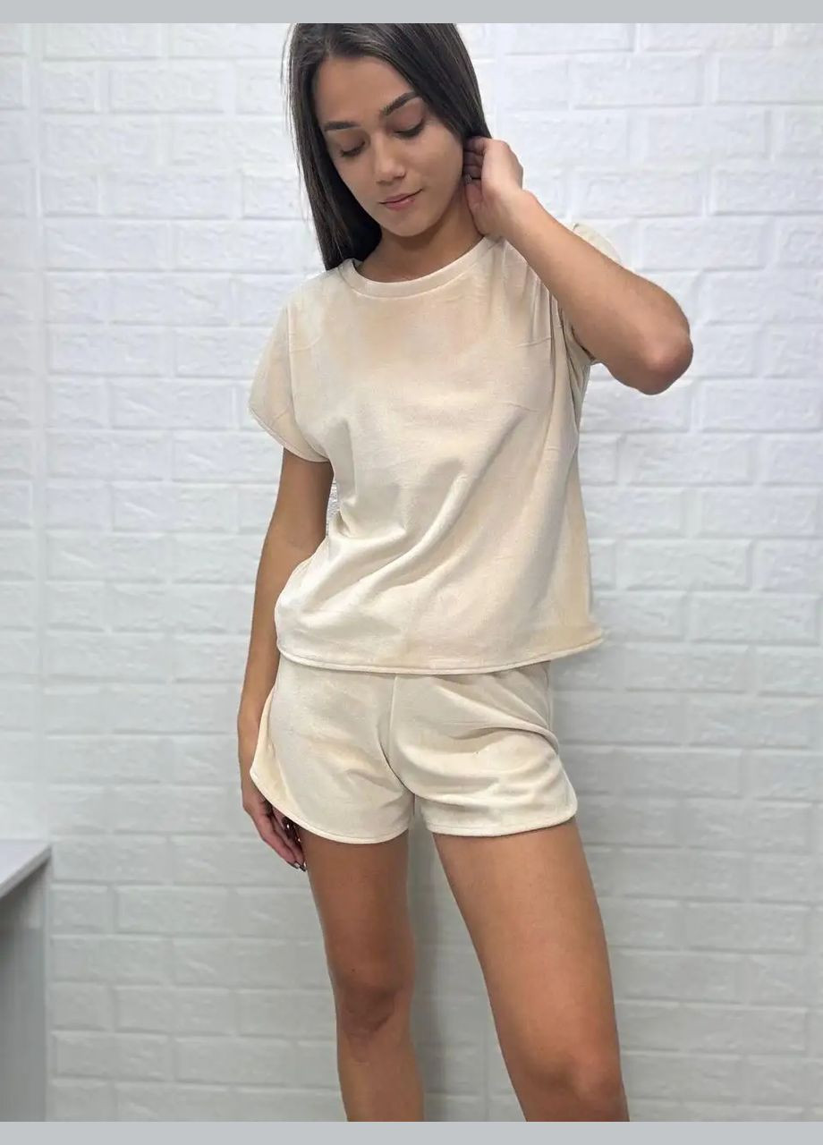 Бежевая всесезон велюровый комплект футболка шорты, бежевый цвет, размер s-xl No Brand