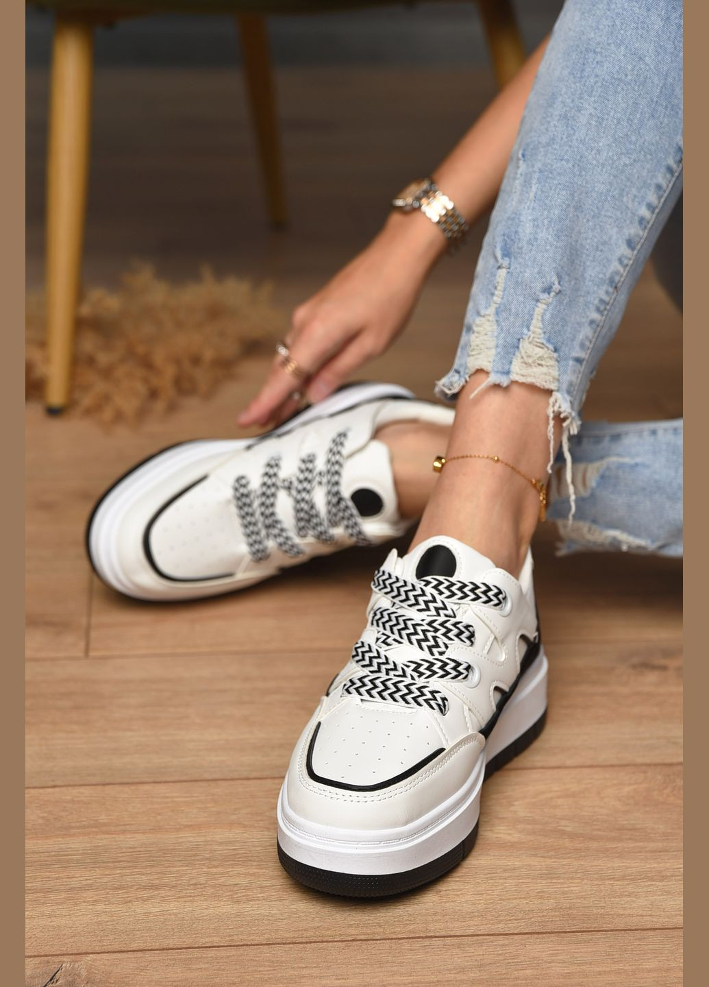 Кросівки жіночі чорно-бiлого кольору на шнурівці Let's Shop чорно-білі демісезони (347234611)