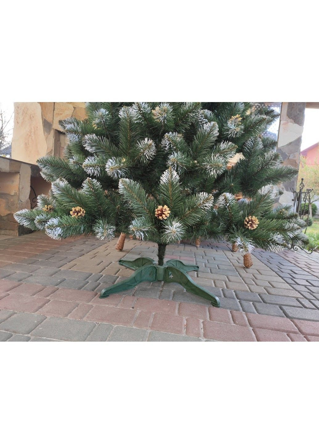 Ялинка Кармен з золотими шишками і перлинами 2,2м. Зелена ялинка штучна з натуральними шишками та підставкою Xatynka (363057926)