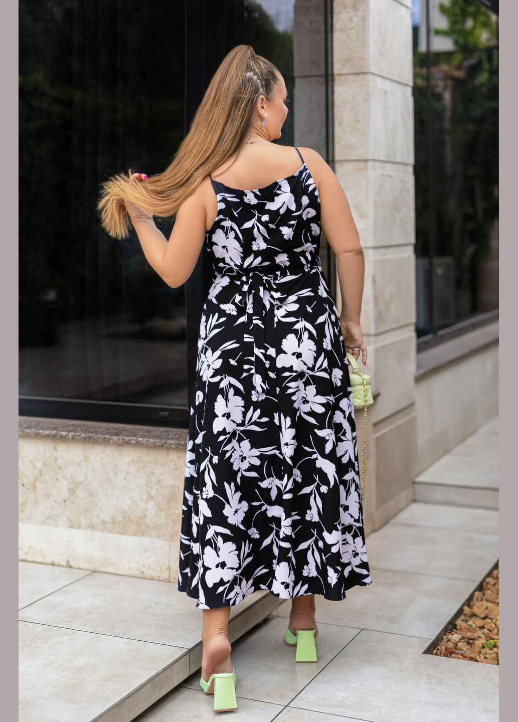 Чорна коктейльна літня довга сукня на запах Fashion Girl з квітковим принтом