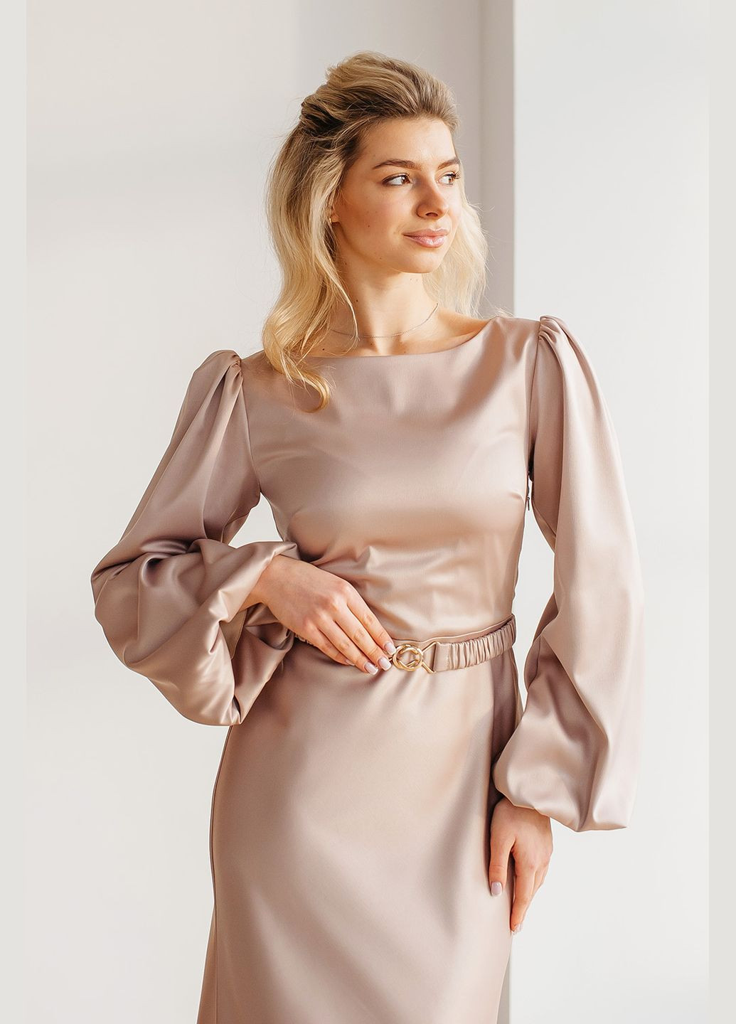 Бежевое праздничный женское сатиновое платье «estelle» с поясом на застежке Lana Bryk однотонное