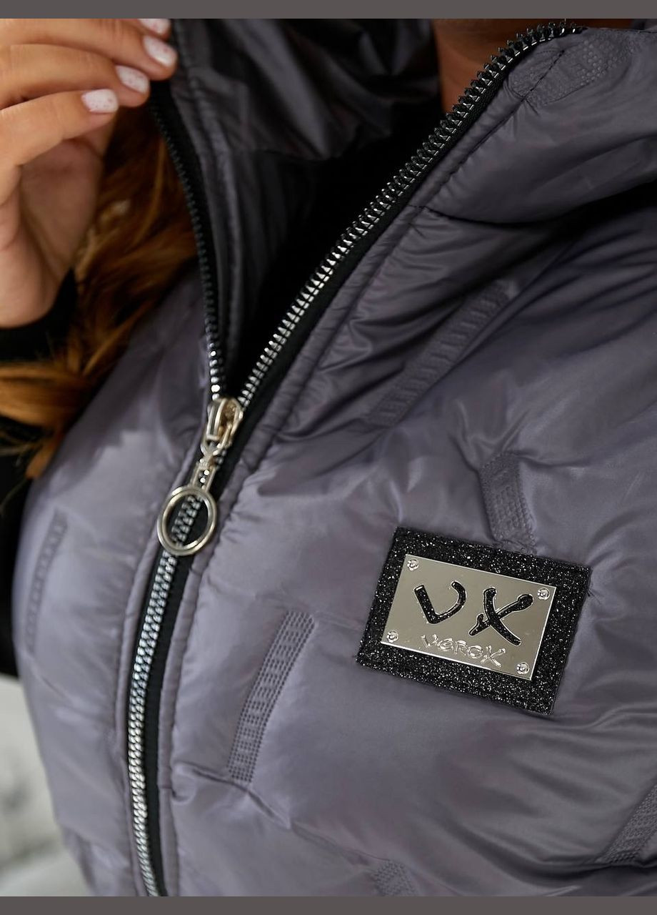 Жіноча подовжена жилетка батал графітова безрукавка з капюшоном та смугами зі стразами на блискавці Viki Жилет (316111604)