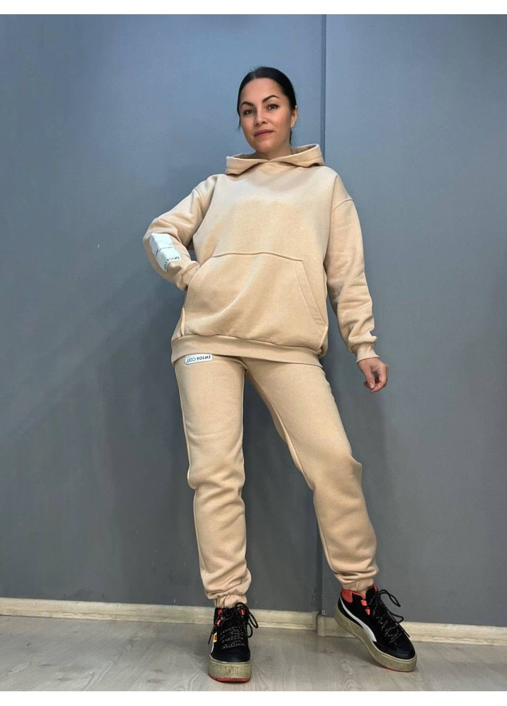 Женский костюм 2920 худи с капюшоном брюки резинка нашивка утепленный флис бежевый Enjoy (313862898)